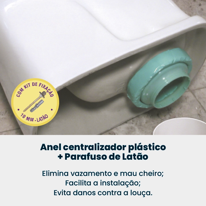 Anel centralizador plástico instalado em vaso sanitário, com destaque para o kit de fixação com parafuso de latão. Benefícios do produto indicados abaixo da imagem.
