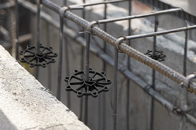 fortes-plasticos-espacadores-no-setor-da-construcao